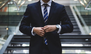 Homme attachant son veston